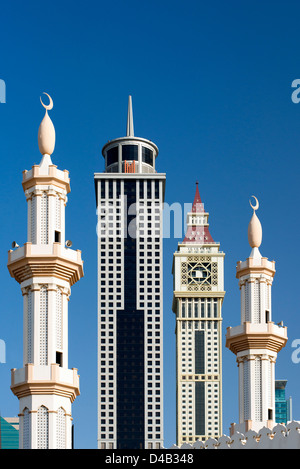 Dettaglio di contrasto tra i minareti della Moschea e moderni grattacieli di Dubai Regno emirato Arabo Foto Stock