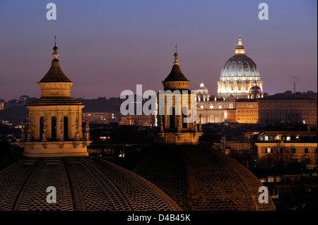 Italia, Roma, le cupole di Santa Maria in Montesanto, Santa Maria dei Miracoli e la basilica di San Pietro di notte Foto Stock