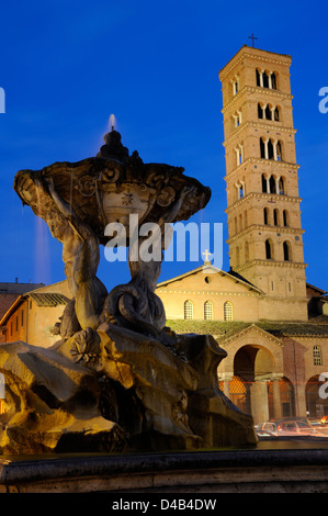 Italia, Roma, Fontana dei Tritoni e basilica di Santa Maria in Cosmedin Foto Stock