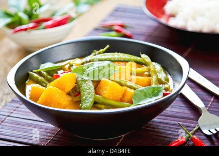 Con zucca verde fagiolo e far scattare il segnale di PEA curry rosso Foto Stock