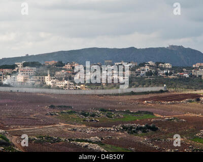 Metula, Israele. Il 10 marzo 2013. IDF ha eretto un alto muro di sicurezza in alcuni luoghi di confine per contrastare la massiccia distribuzione degli Hezbollah in questi libanesi hilltop villaggi che circondano Metula, poiché il maggio 2000 il ritiro israeliano dal sud del Libano. La città di Metula, situato su Israele il confine settentrionale con il Libano, è stata fondata come un insediamento agricolo nel 1896. Essa è la casa di circa 1.700 residenti che hanno subito atti di ostilità da tutta la frontiera libanese. Credito: Nir Alon / Alamy Live News Foto Stock