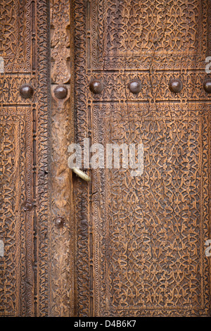 Costruzione di porte in legno a Bukhara, Uzbekistan Foto Stock