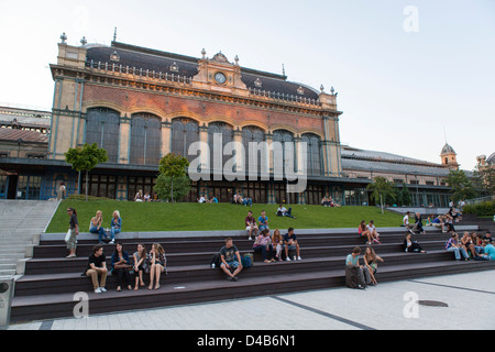 Giovani luogo di ritrovo in piazza di fronte al Nyugati stazione ferroviaria ovest a Budapest, Ungheria Foto Stock