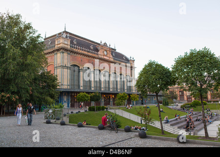 Giovani luogo di ritrovo in piazza di fronte ovest Nyugati stazione ferroviaria a Budapest, Ungheria Foto Stock