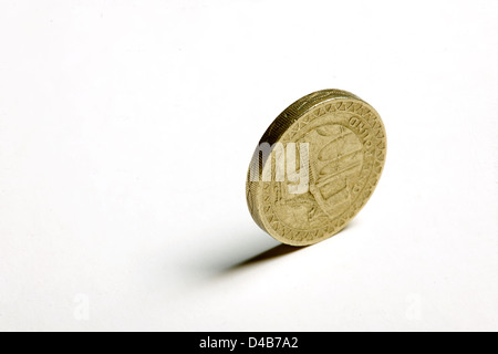 Una sterlina britannica coin equilibrato sul suo bordo Foto Stock