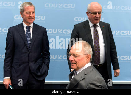 Il Ministro delle finanze tedesco Wolfgang Schaeuble (anteriore), vice amministratore delegato di Deutsche Bank Juergen Fitschen (L) e Presidente della CDU/CSU fazione, Volker Kauder, attendere l'inizio di una riunione a Berlino, Germania, 11 marzo 2013. La fazione della CDU/CSU parte esperti invitati a discutere i regolamenti per le istituzioni finanziarie. Foto: SOEREN STACHE Foto Stock