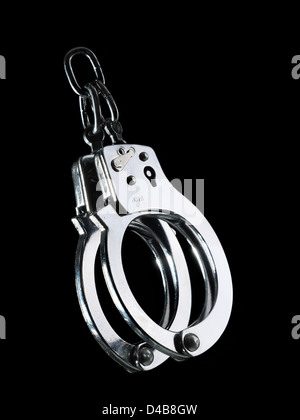 La polizia di acciaio manette shot su sfondo nero Foto Stock