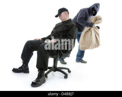 Uomo di sicurezza di dormire sulla poltrona essendo ignari della mascherata ladro rubare dietro la schiena Foto Stock