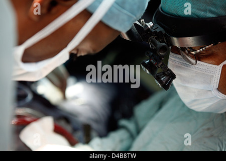 Il chirurgo di piombo indossa le lenti di ingrandimento su occhiali lenti di ingrandimento di dare chirurgo molto più chiara visualizzazione area operativa Foto Stock