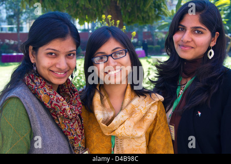 Tre belle ragazze in un campus universitario Foto Stock