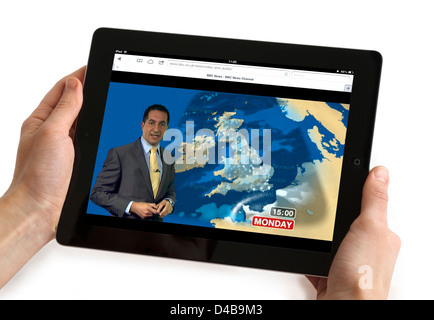 Guarda le previsioni meteo sulla BBC News channel website su un Apple iPad 4 Foto Stock