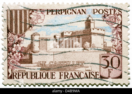 Il francese francobollo castello con Le Castillet di Perpignan, comune francese nel dipartimento Pyrénées-Orientales Foto Stock