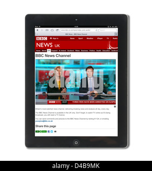 Guarda live news sulla BBC News channel website su un Apple iPad 4 Foto Stock