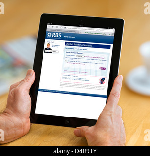 La registrazione su un RBS conto bancario su un iPad 4, REGNO UNITO Foto Stock