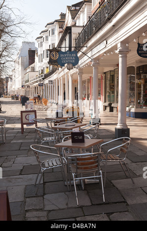 The Pantiles vista del Royal Tunbridge Wells una volta che i giochi di gentry e le royalty a spa resort sulla mattina di sole Foto Stock