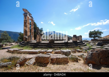 Le antiche rovine greche della Tholos di Athena Pronoia in Delphi, Grecia Foto Stock