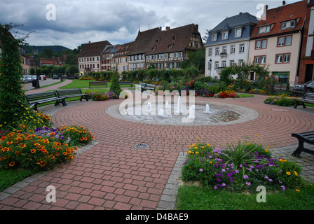 Piazza della Città vecchia di Wissembourg, Alsazia, Francia Foto Stock