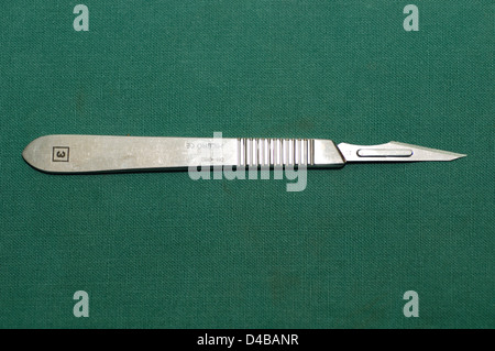 Un No 3 bisturi chirurgico è un piccolo ma estremamente coltello affilato utilizzato per la chirurgia e dissezione anatomica. Foto Stock