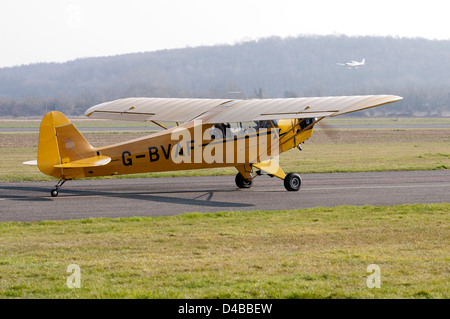 Piper Cub Aeromobili in rullaggio Foto Stock