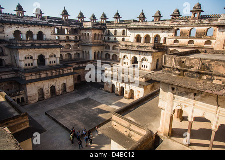 I turisti in Raja Mahal, all'interno di Orchha Fort, Orchha, India Foto Stock