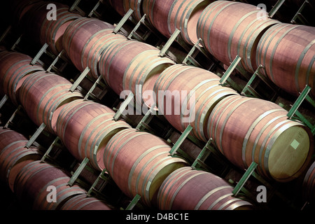 Botti da vino impilati nella cantina dell'azienda vinicola in Australia. Foto Stock