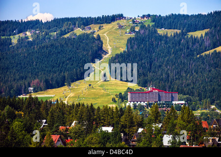 Impianti di risalita in background vicino a Zakopane (Polonia). Foto Stock