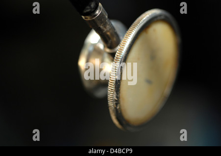 Stetoscopi utilizzati auscultazione (ascoltando i suoni interni del corpo) più spesso suoni cuore di respirazione. Foto Stock