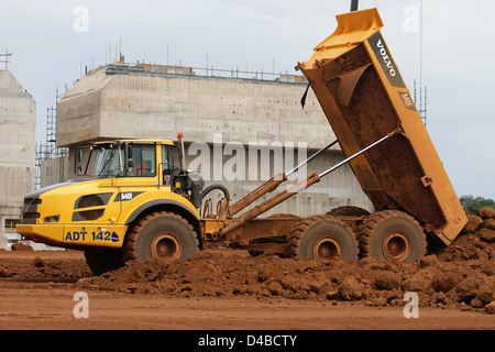 Volvo A40F Dumper Articolato in azione di ribaltamento sulla terra la sentinella mining sito in costruzione Foto Stock