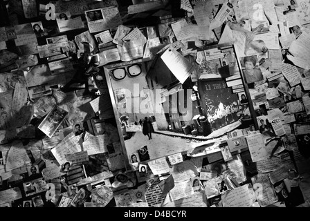 Note incollato alla parete, Le Tire Bouchon / Piano Bar, Rue Norvins, Montmartre Foto Stock