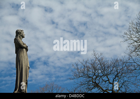 Statua femminile nel cimitero Foto Stock