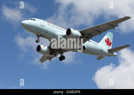 LOS ANGELES, CALIFORNIA, STATI UNITI D'America - 8 Marzo 2013 - Air Canada Airbus A319-114 decolla dall'Aeroporto di Los Angeles Foto Stock