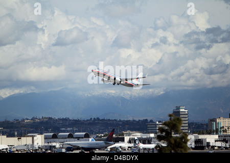 LOS ANGELES, CALIFORNIA, STATI UNITI D'America - 8 Marzo 2013 - American Airlines Boeing 737 decolla dall'Aeroporto di Los Angeles Foto Stock