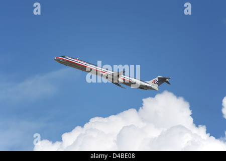 LOS ANGELES, CALIFORNIA, STATI UNITI D'AMERICA - Marzo 8, 2013. American Airlines McDonnell Douglas MD-83 decolla dall'Aeroporto di Los Angeles Foto Stock