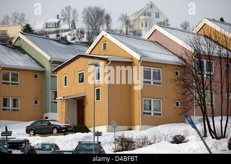 Fila di case di legno costruite su una strada in salita in Tromso troms Norvegia europa Foto Stock