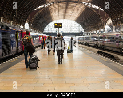 I treni e le piattaforme presso la stazione ferroviaria di Paddington a Londra, Inghilterra Foto Stock