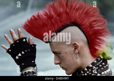 Ritratto di 'Matt Belgrano', un rocker punk degli anni '80 che trovò fama come punk da cartolina a causa dei suoi lunghi capelli mohican. Londra, Inghilterra, Regno Unito. Circa 1980 Foto Stock