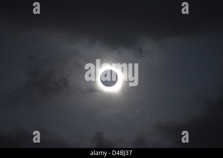 Il 13 novembre 2012 si è verificata un'eclissi solare, con la Luna che passa tra la Terra e il Sole, oscurando parzialmente o completamente il Sole visto da posizioni specifiche. La NASA ha documentato l'evento, fornendo immagini e dati per lo studio scientifico della dinamica solare e lunare. Foto Stock