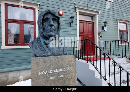 Roald Amundsen busto fuori il museo polare troms Tromso Norvegia europa Foto Stock