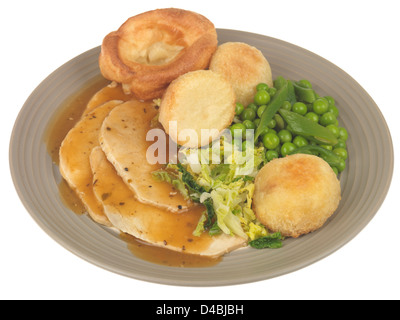 Inglese tradizionale con il pranzo della domenica, arrosto di maiale con verdure e salsa, isolata contro uno sfondo bianco, nessun popolo Foto Stock