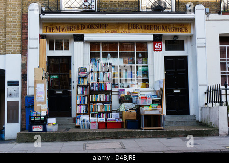 Libri impilati su ripiani al di fuori del Maghreb Bookshop in Burton Street, Bloomsbury, Londra. Foto Stock