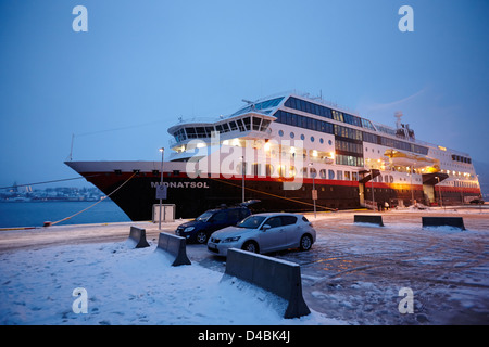 Ms midnatsol crociera Hurtigruten nave ormeggiata nel porto di Tromso di notte la Norvegia europa Foto Stock