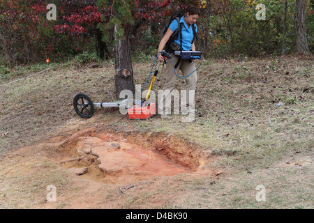 Le impronte di dinosauri del Cretaceo sono state scoperte nel campus della NASA di Goddard a Greenbelt, Maryland, offrendo preziose informazioni sulla vita antica e sul comportamento dei dinosauri durante il Cretaceo. Foto Stock
