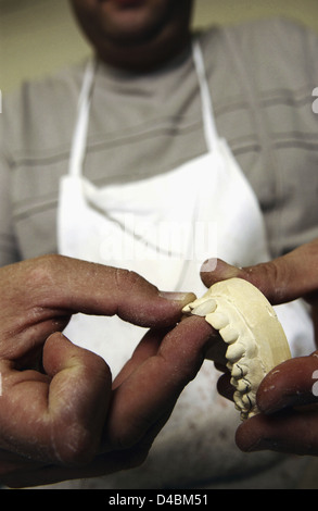 Falso denti umani dovrebbe quindi essere impostata nella dentiera Foto Stock