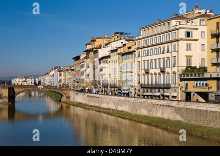 Vista lungo il Fiume Arno verso il Ponte a Santa Trinita dal Ponte Vecchio, Firenze, Italia. Foto Stock