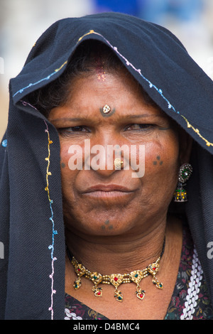 Rajput donna, Nagaur fiera del bestiame, Nagaur, Rajasthan, India Foto Stock