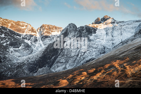 Un Sgurr Fheadain & il Cuillin Ridge in Glen fragili sull'Isola di Skye in Scozia. Foto Stock