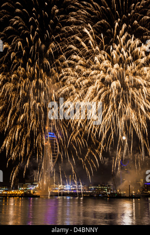 La Spinnaker Tower di fuochi d'artificio, Portsmouth, Regno Unito Foto Stock