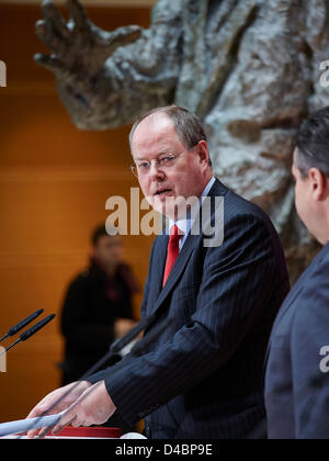 Berlino, Germania. 11 marzo, 2013. Peer Steinbrueck, Cancelliere del candidato del DOCUP, e SPD Presidente, Sigmar GABRIEL, dare una comune premere confenrence a Berlino. Sulla foto: Peer Steinbrueck, cancelliere SPD candidato. Foto Stock