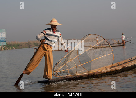 Intha pescatore di pesca sul Lago Inle, Myanmar (Birmania) Foto Stock