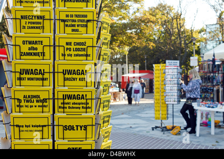 Kolobrzeg, Polonia, vendita di cartoline sul lungomare in polacco Foto Stock